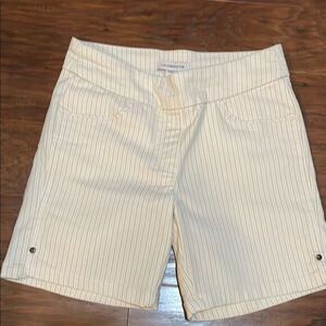 Liz Claiborne Amber Womens Pull On Stretch Tan/ White Pin Stripe Shorts Sz 6